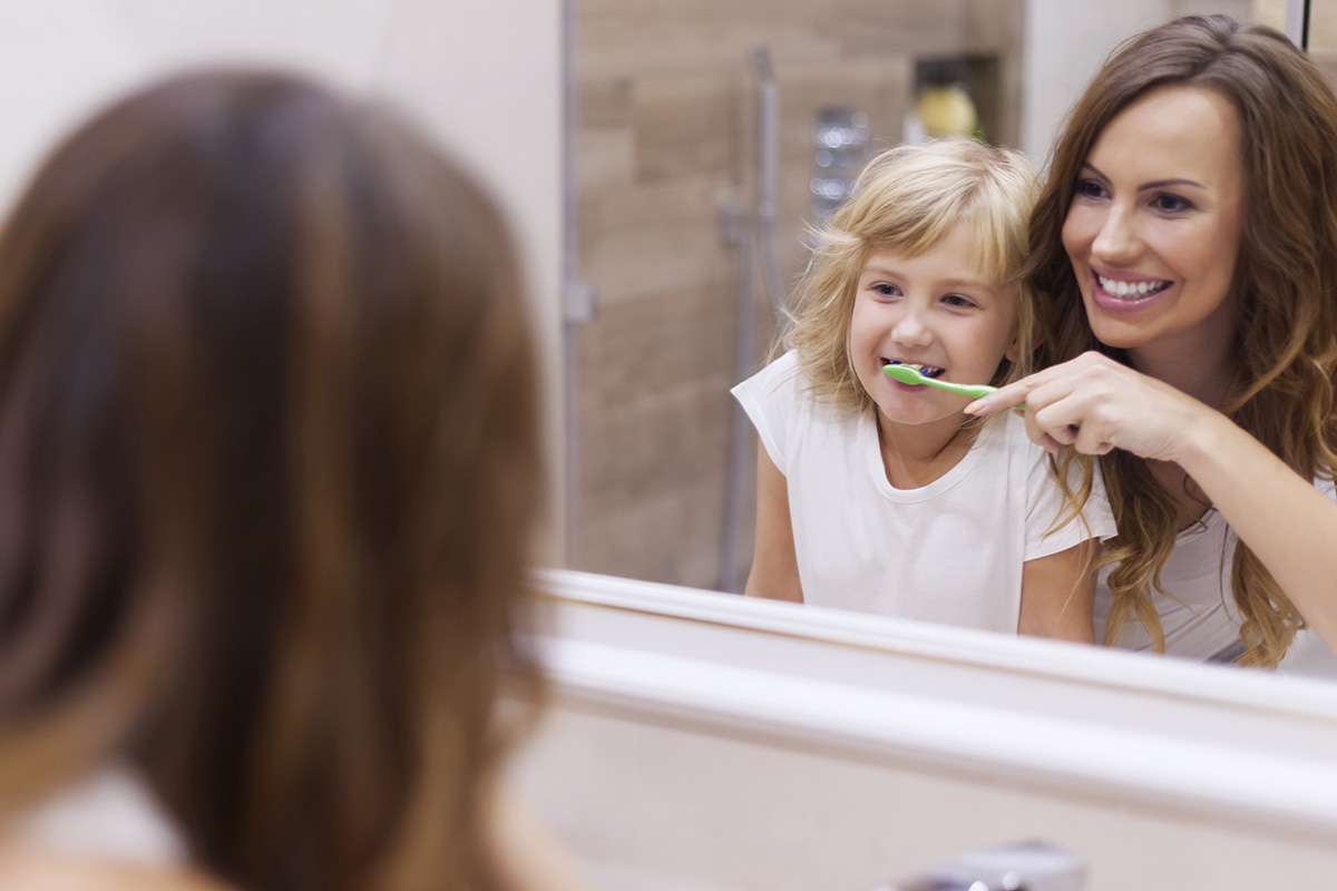 Enfant se brosse les dents cabinet dentiste D2L